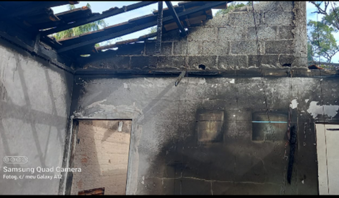 "Mulher busca apoio para recomeçar após incêndio criminoso que destruiu sua casa e móveis"
