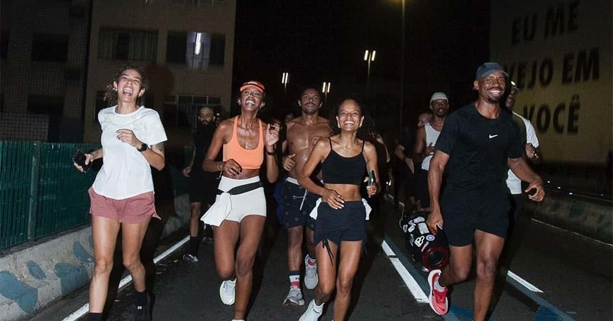Grupos de corrida e caminhada transformam a relação dos paulistanos com a cidade e promovem conexões sociais