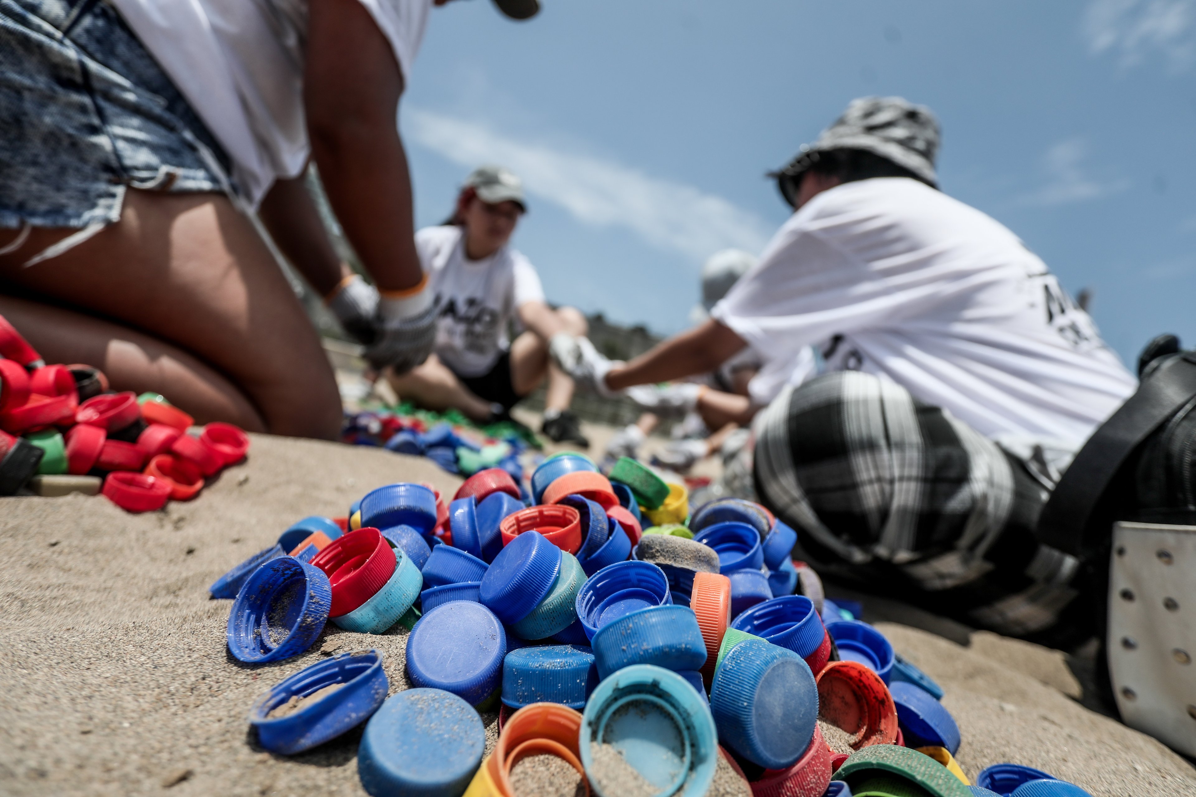 Empresas inovam na luta contra a poluição plástica com projetos de reciclagem e inclusão social