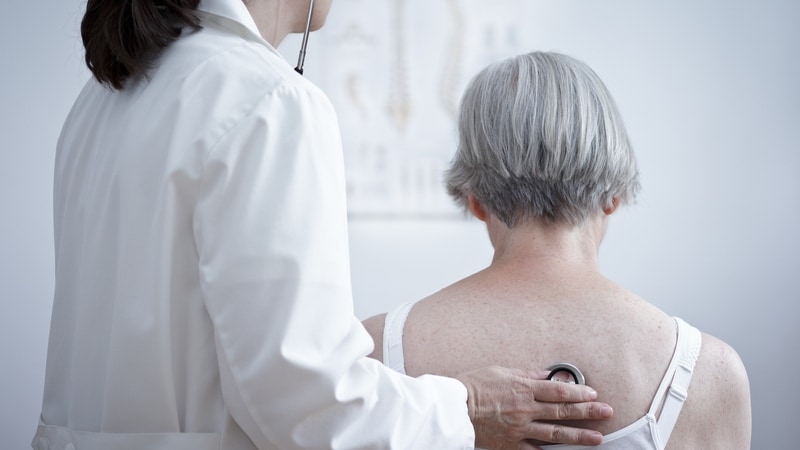 Mulheres têm risco maior de desenvolver covid-19 longa, revela estudo do National Institutes of Health