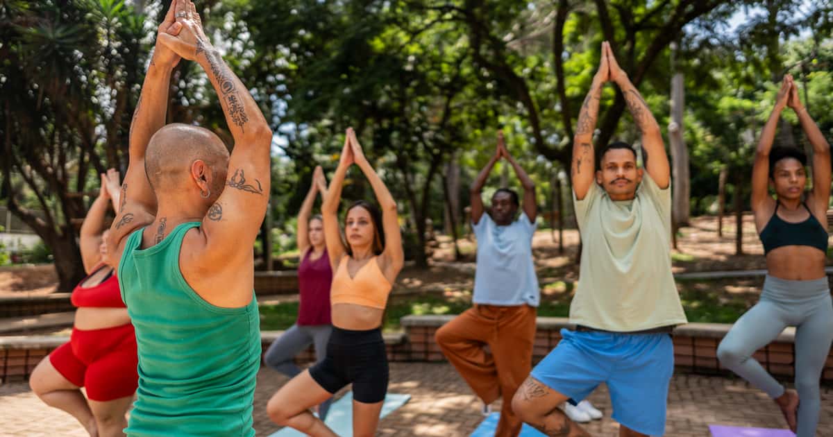 Yoga ao ar livre transforma espaços públicos em refúgios de saúde e conexão em São Paulo