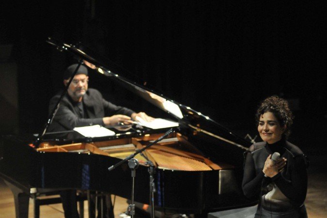 Letícia Sabatella e Paulo Braga emocionam pacientes do Hospital Sarah com espetáculo de música e arte