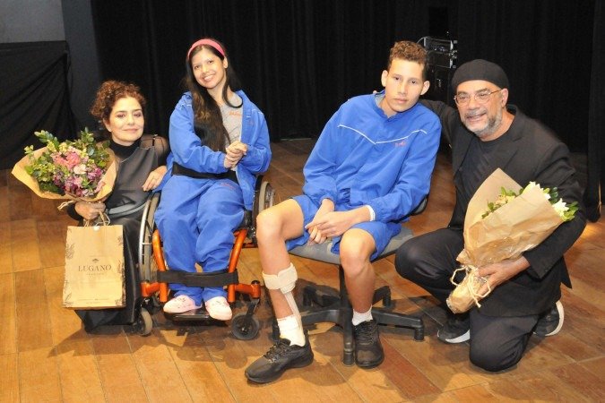 Letícia Sabatella e Paulo Braga emocionam pacientes com show no Teatro Sarah em Brasília