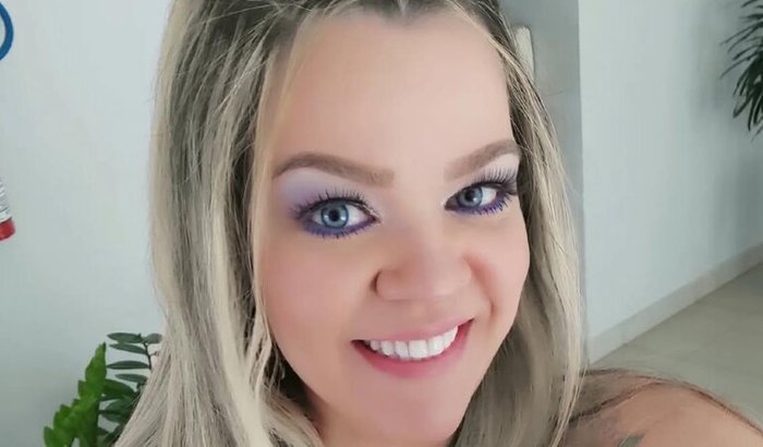 Thais enfrenta emergência médica após diagnóstico de hérnia de disco e precisa de ajuda para cirurgia urgente
