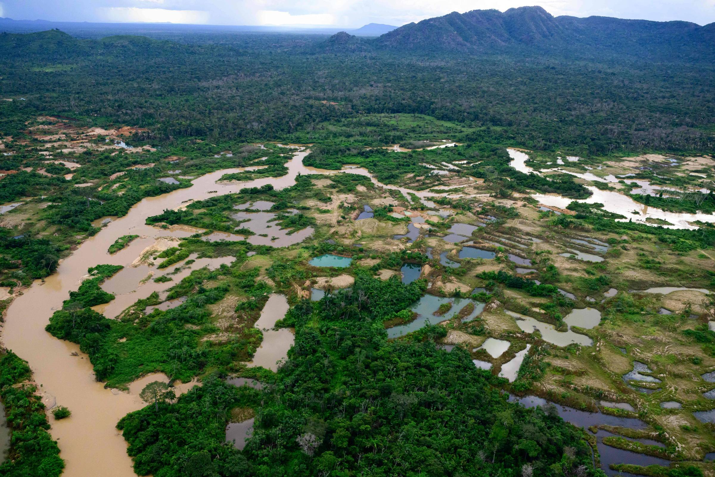 Devastação na Terra Indígena Kayapó expõe os impactos da mineração ilegal e do garimpo no meio ambiente