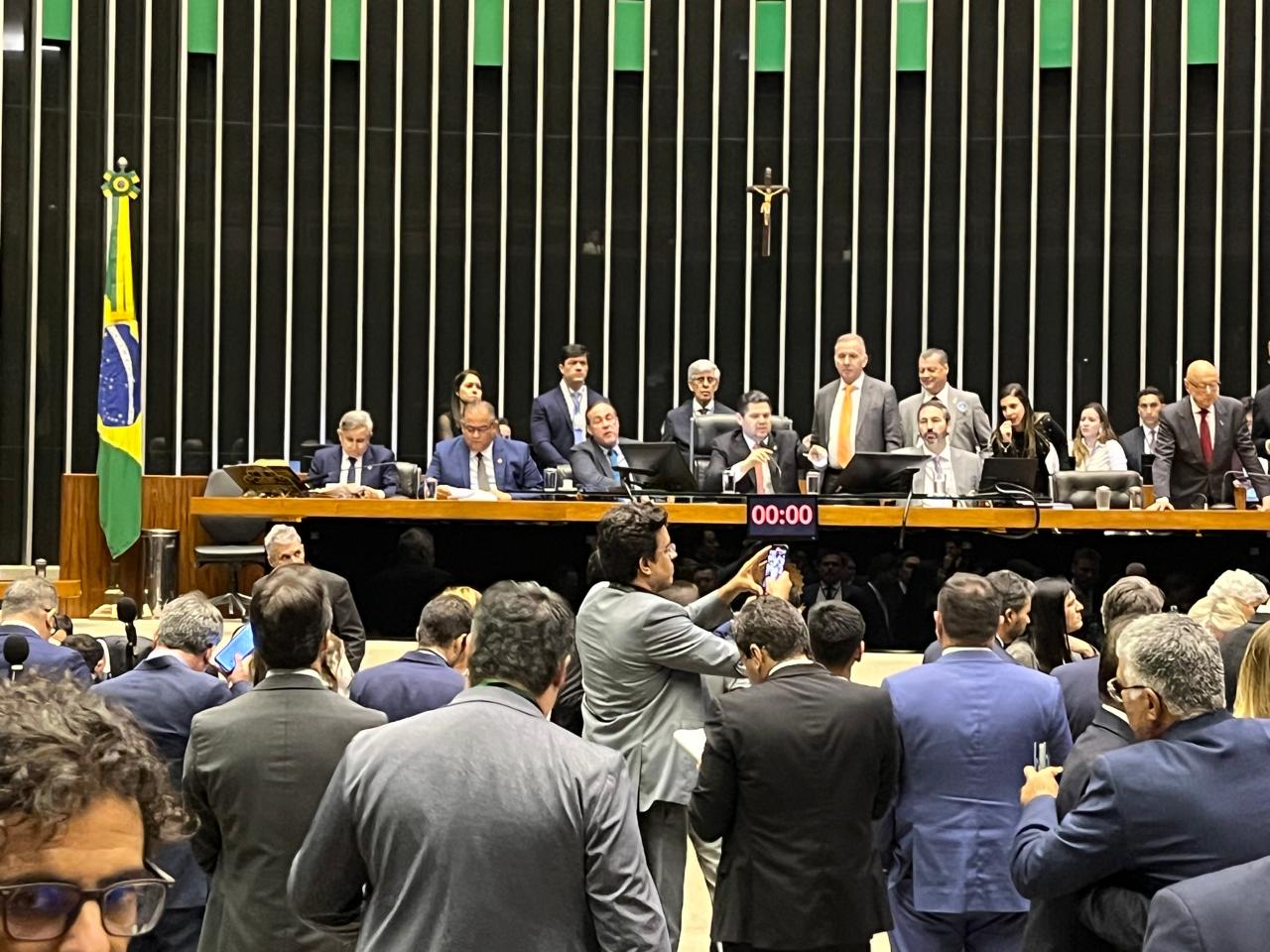 Câmara dos Deputados aprova projeto que altera licenciamento ambiental e gera polêmica entre setores