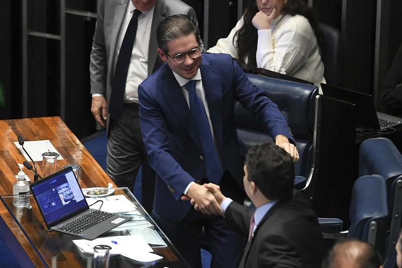 Câmara dos Deputados aprova projeto que flexibiliza licenciamento ambiental e gera protestos de ambientalistas