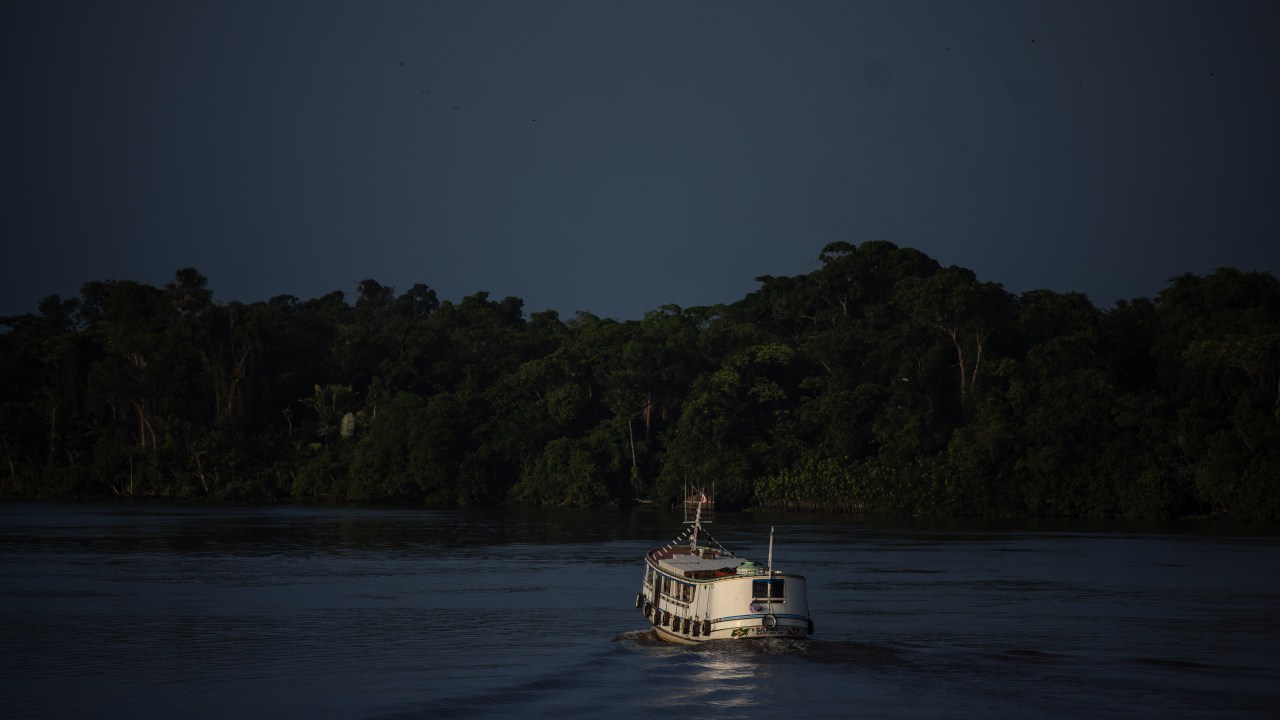 Amazônia revela passado úmido em períodos glaciais, desafiando teorias climáticas tradicionais