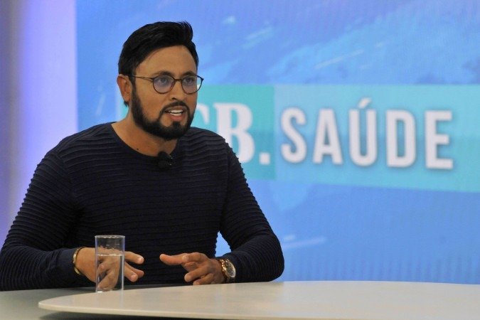 Solidão é comparada a fumar 15 cigarros por dia e afeta saúde do cérebro, alerta especialista