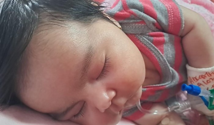 Mãe busca apoio para tratamento da filha internada com meningite bacteriana na UTI