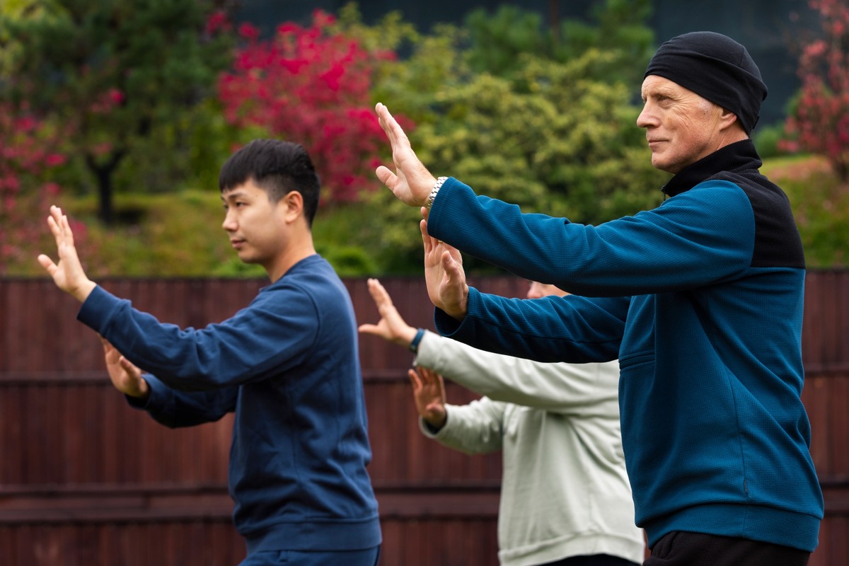 Exercícios leves como tai chi e ioga se destacam no combate à insônia, superando tratamentos convencionais
