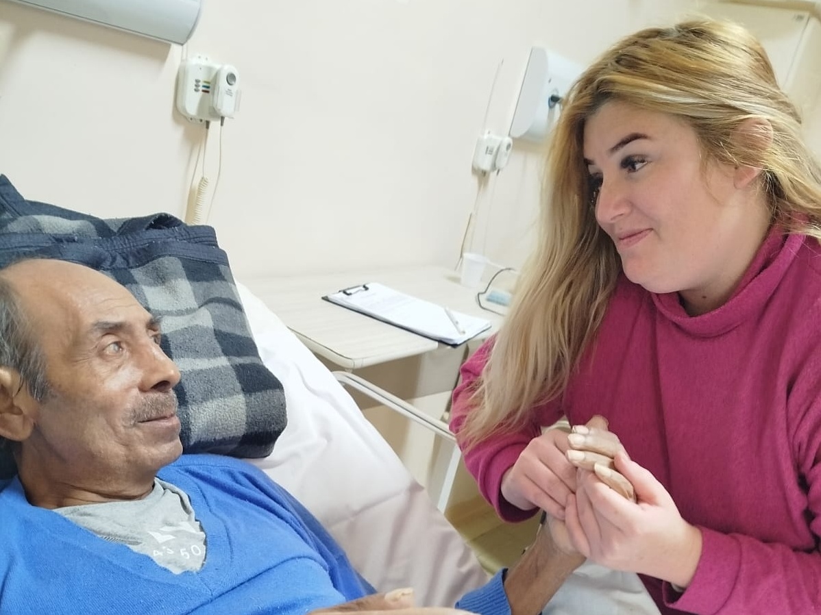 "Hospital resgata identidade de homem em situação de rua e o reintegra à família após 35 anos"
