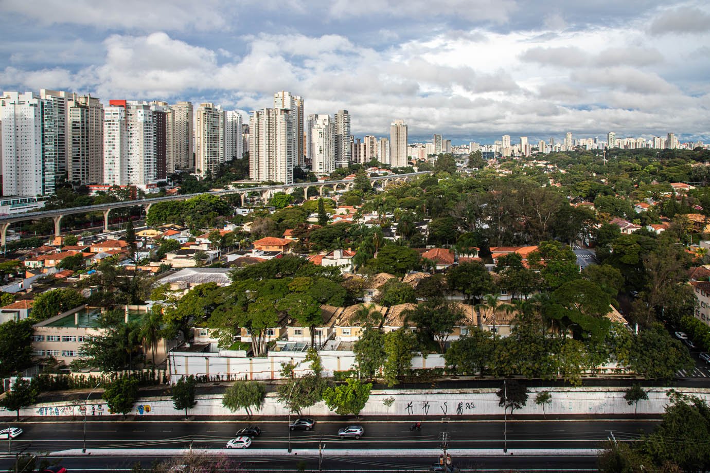 Umidade do ar atinge níveis críticos em São Paulo; Defesa Civil emite alerta até terça-feira