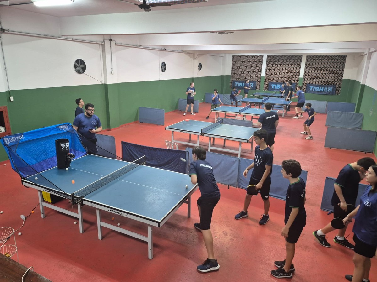 Tênis de mesa na Hebraica Rio ganha turma para alunos com Parkinson e atrai novos praticantes