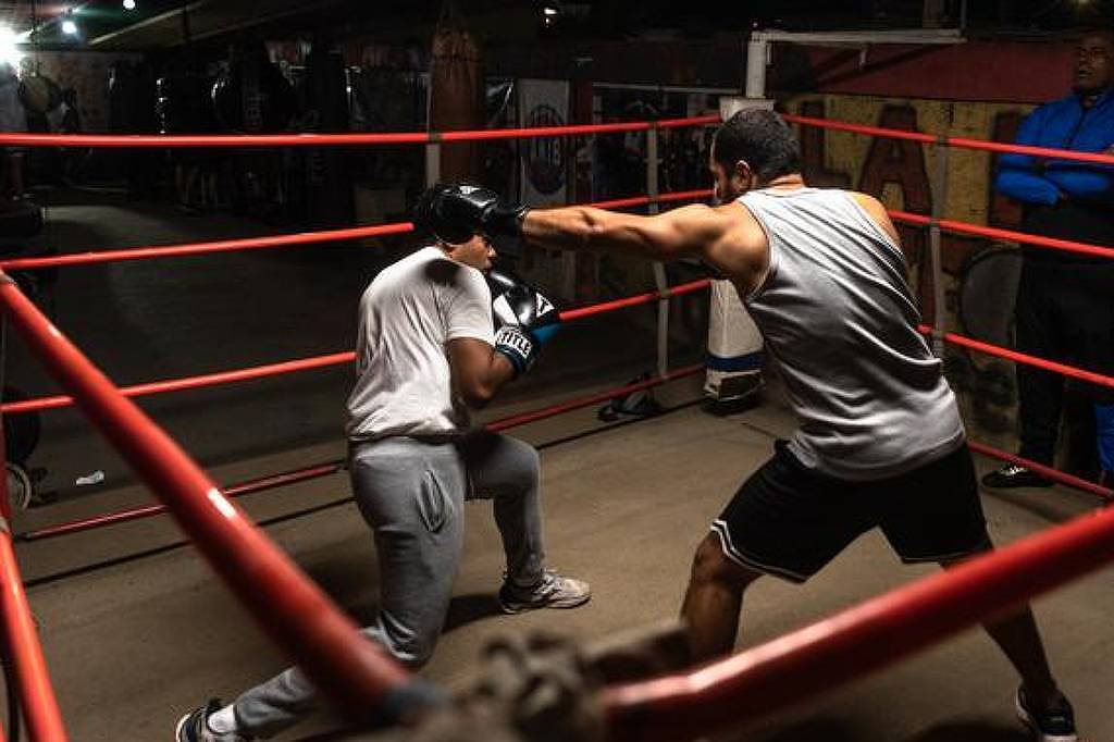 Boxe transforma vidas em projeto social sob viaduto na zona leste de São Paulo