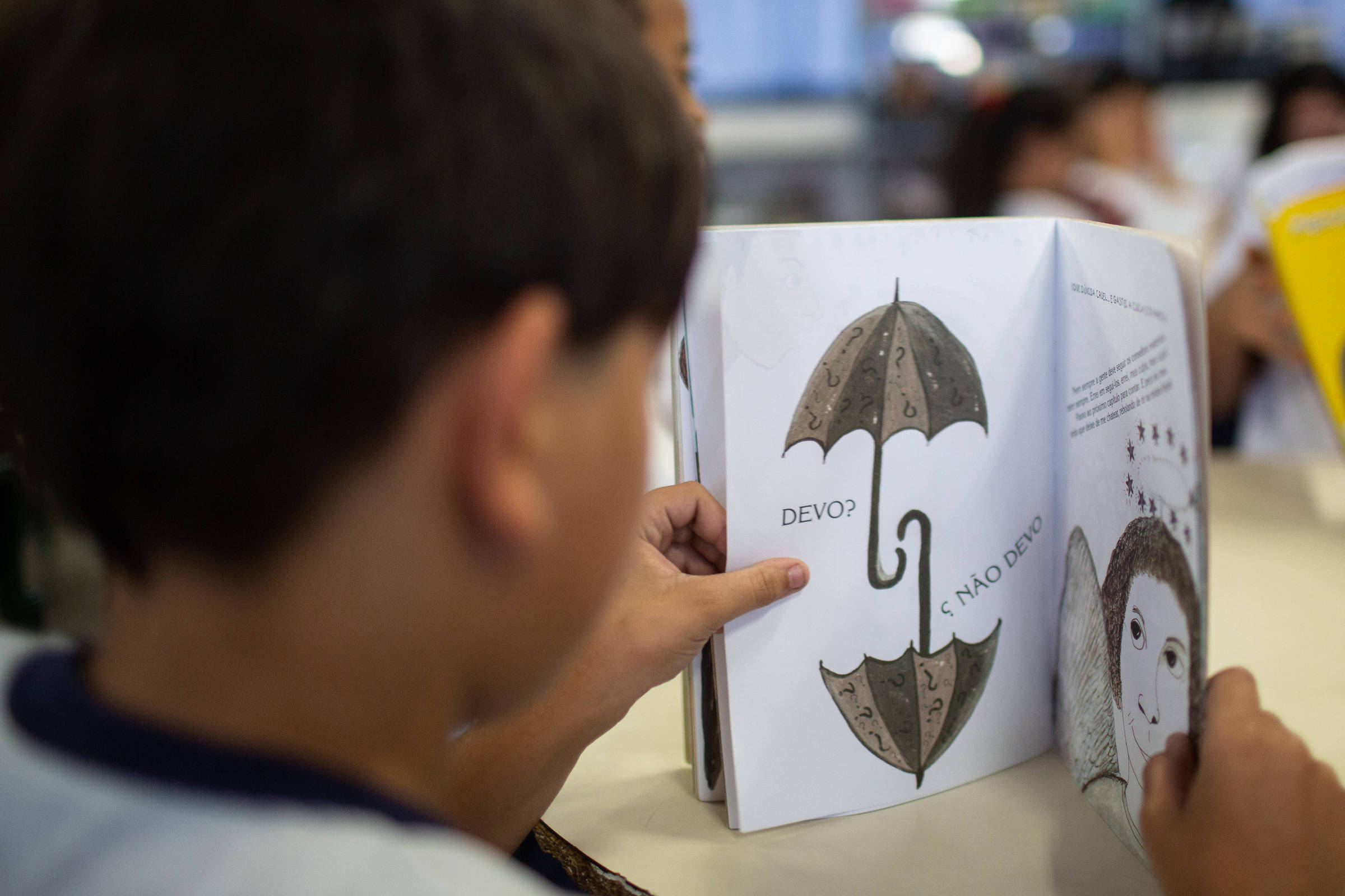 Brasil enfrenta risco de apagão de livros didáticos em 2026 devido à falta de verba para aquisição de materiais essenciais