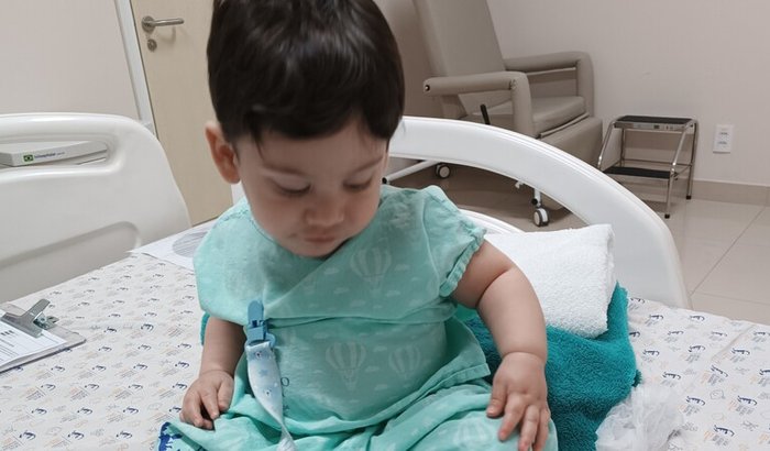 Campanha busca apoio para tratamento de criança com mielomeningocele e necessidades especiais de fisioterapia