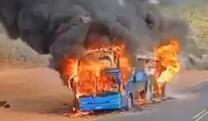 Caminhoneiro perde ônibus em incêndio devastador e busca apoio para recomeçar a trajetória profissional