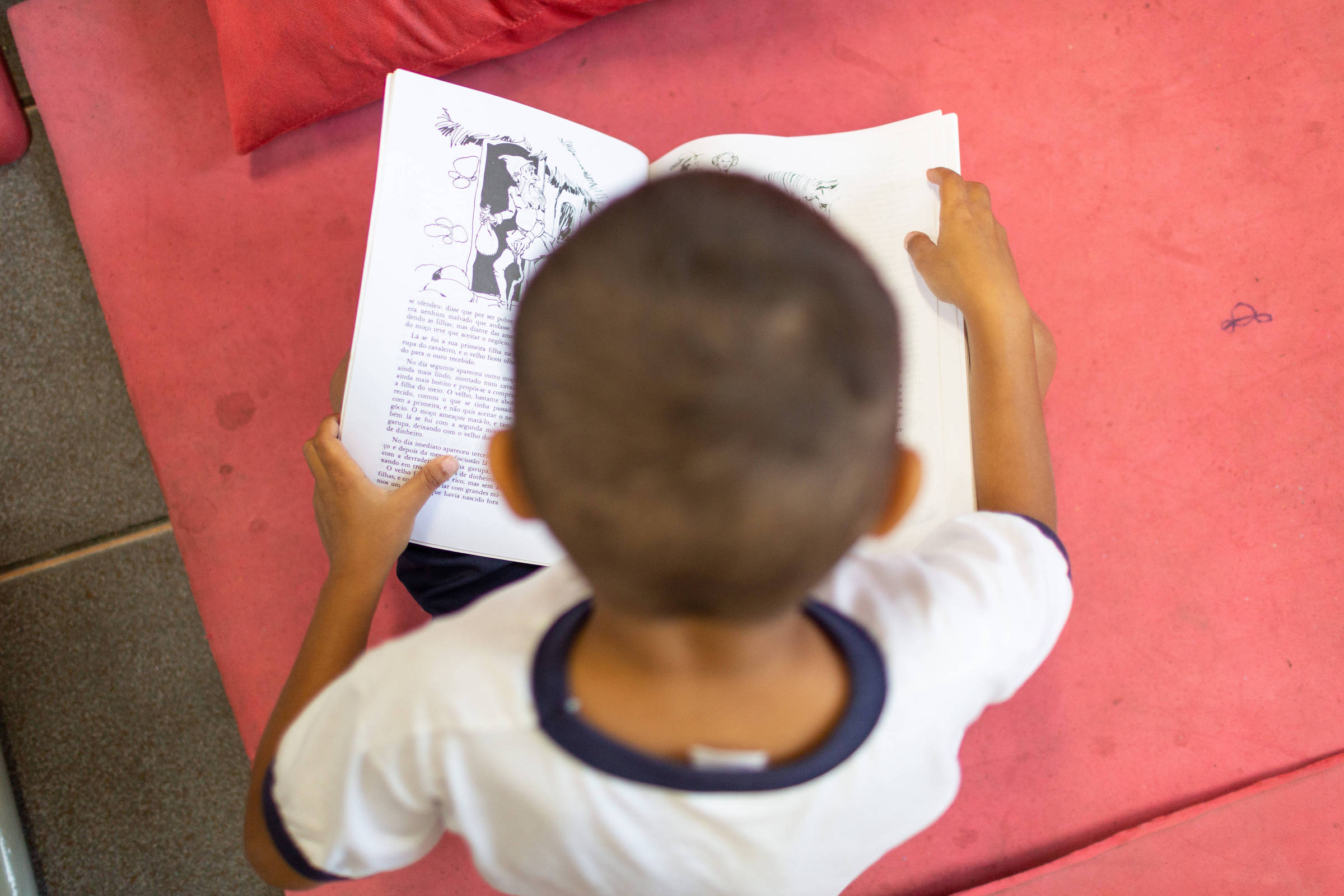 Governo enfrenta crise na educação: apenas livros de português e matemática serão adquiridos para 2025