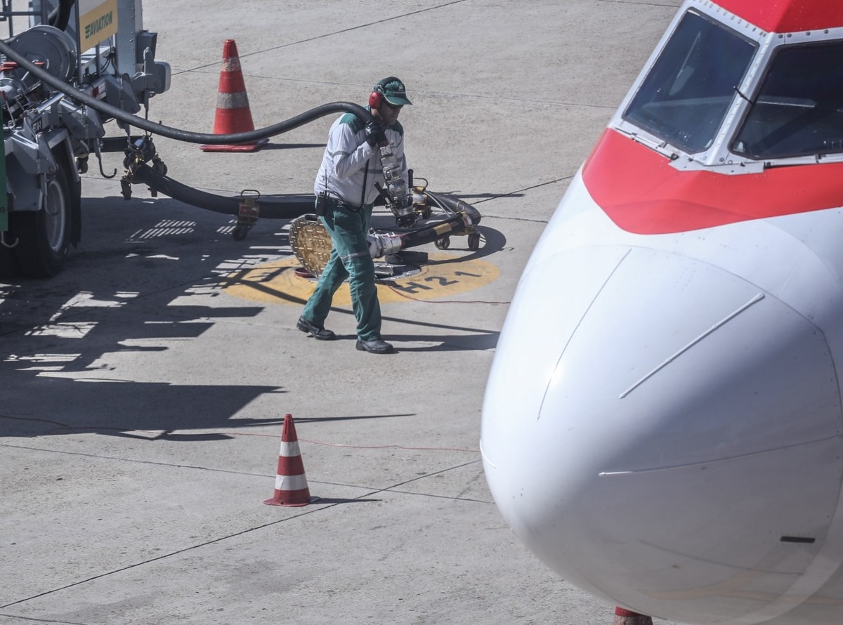 Brasil deve produzir 1,1 bilhão de litros de combustíveis sustentáveis de aviação até 2037 para reduzir emissões