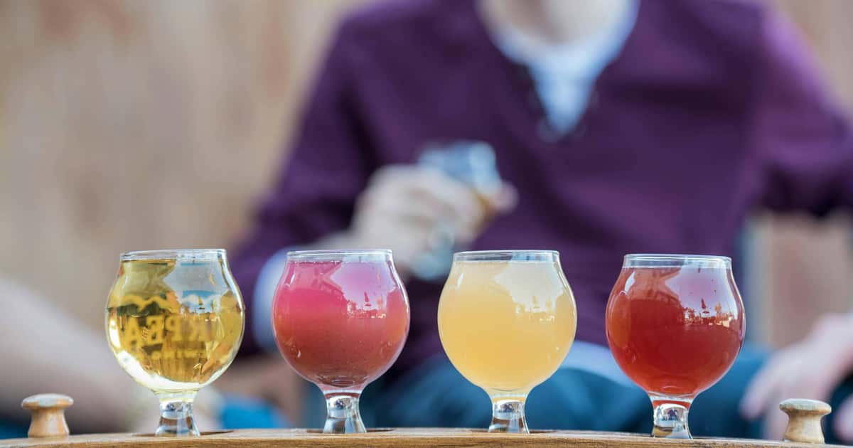 Consumo de bebidas açucaradas aumenta risco de câncer intestinal em jovens adultos, alerta estudo científico