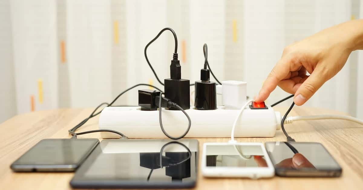 Carregadores de celular conectados à tomada geram desperdício e riscos à segurança elétrica