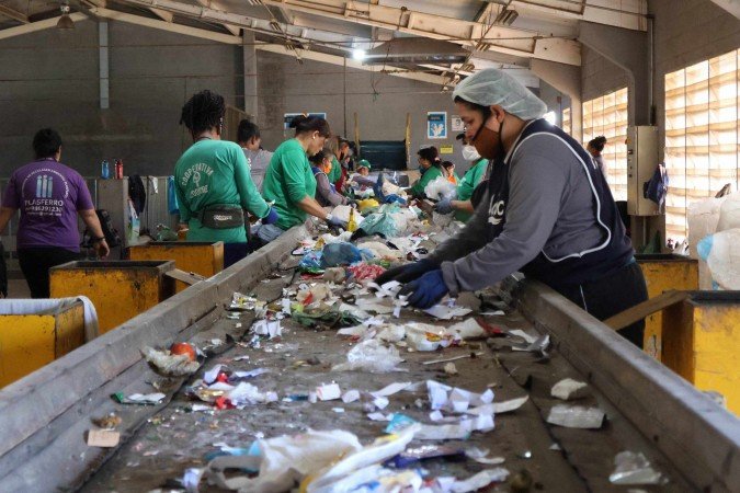 Cooperativas de catadores impulsionam reciclagem e promovem inclusão social no Distrito Federal