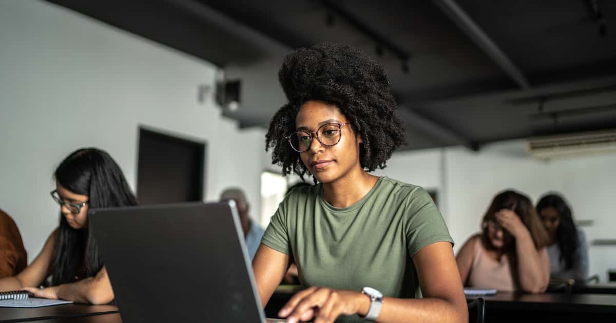 Fly Educação abre inscrições para curso gratuito de tecnologia voltado a mulheres refugiadas em Santa Catarina