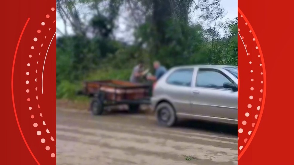 Homens são flagrados descartando entulho em área de preservação em Vila Velha, mas não são penalizados