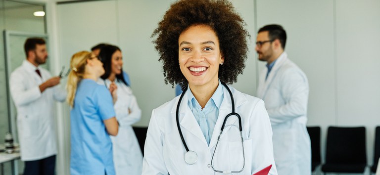 Ministério da Saúde lança programa inédito para atrair médicos especialistas ao SUS e reduzir filas de atendimento