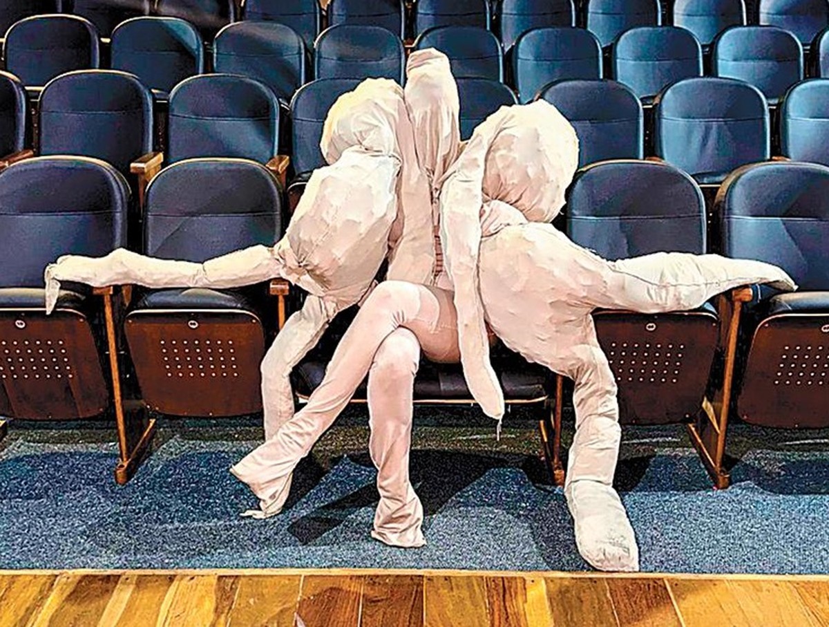 "Performances de azuLABula exploram a relação entre corpo e memória em Copacabana"
