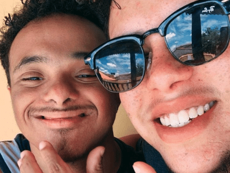 Julio Morais transforma a vida de Andrey, um jovem com deficiência, em uma história de amor e superação familiar