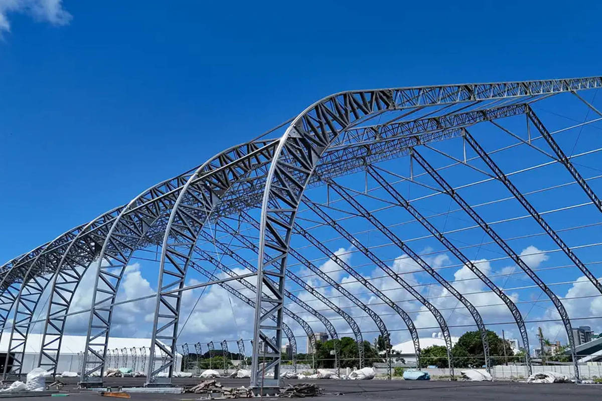 Montagem da zona azul da COP30 avança em Belém com estruturas temporárias para negociações climáticas