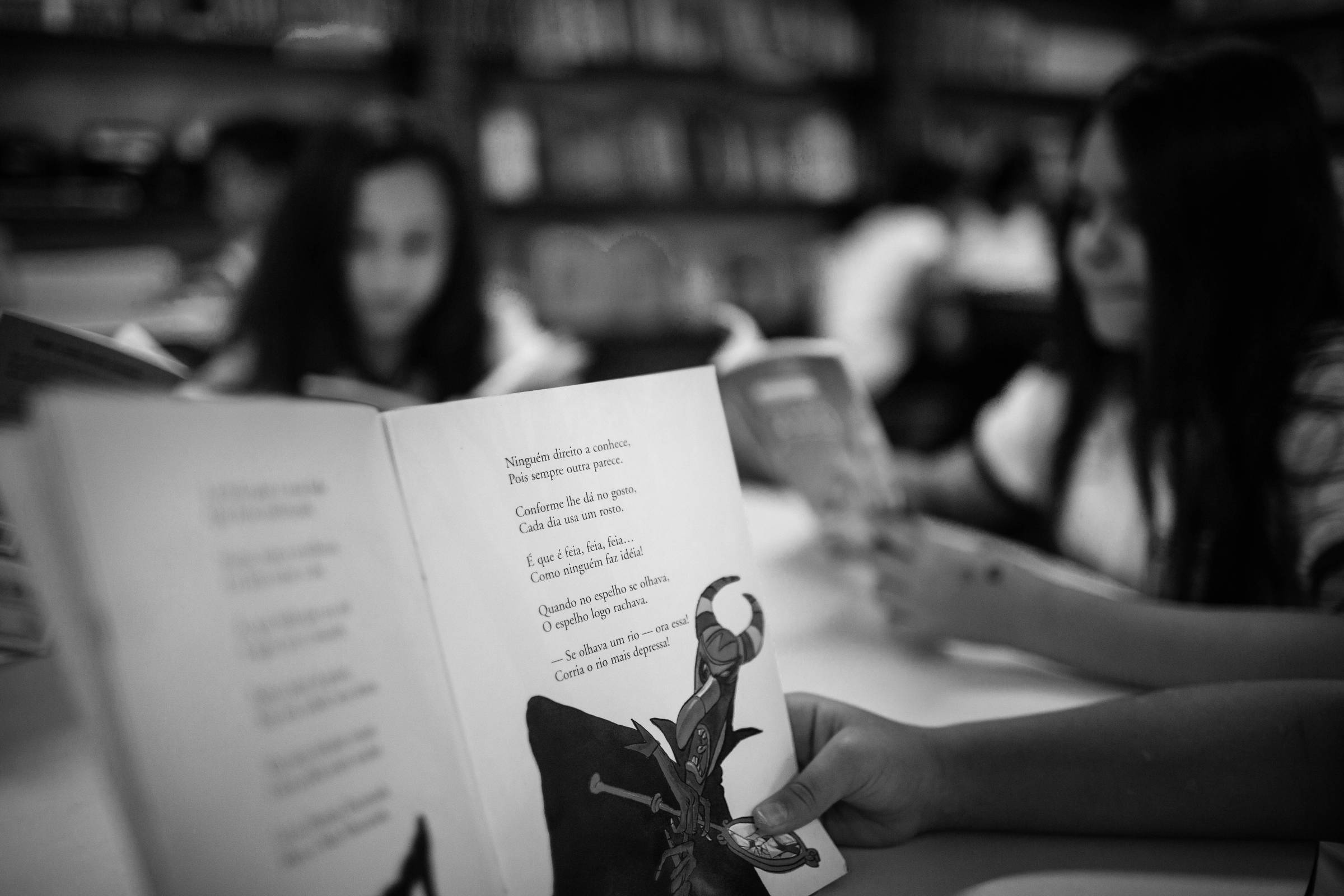 Ministério da Educação enfrenta crise na aquisição de livros didáticos para escolas públicas em 2025