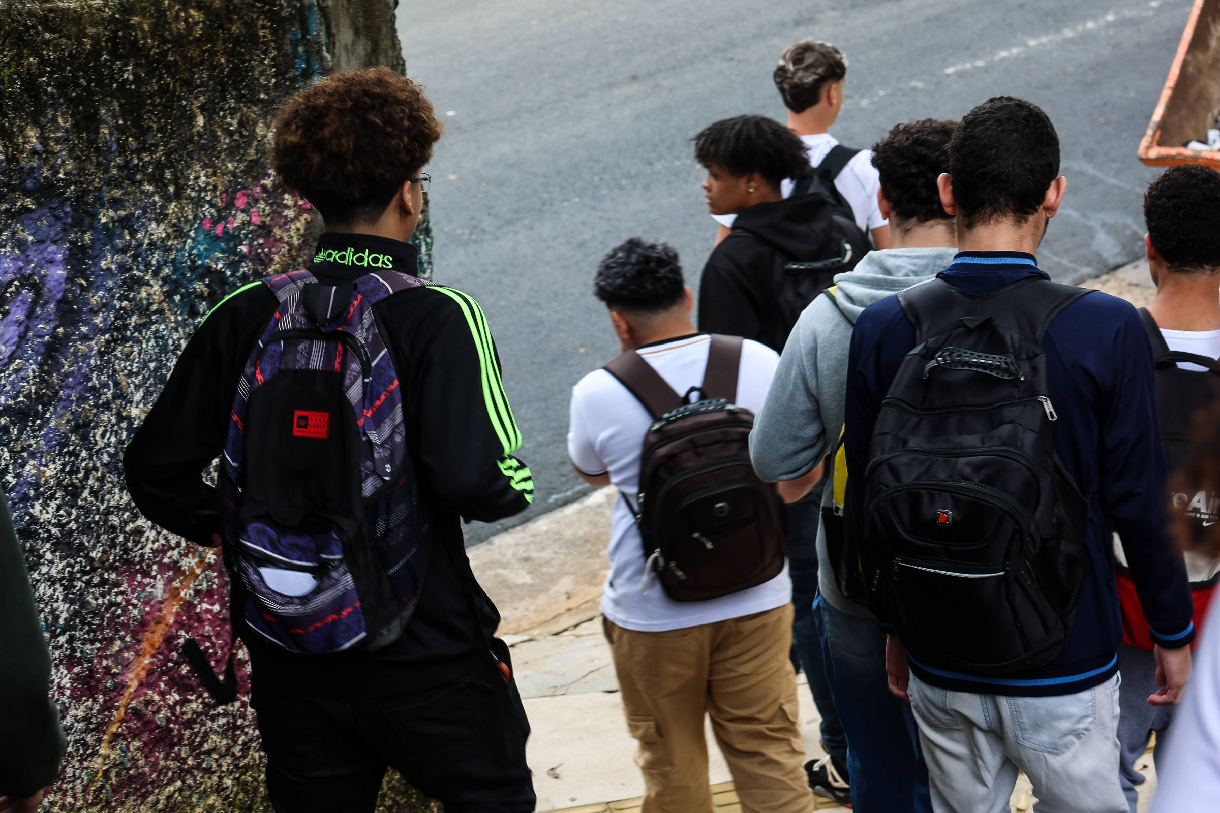 Mais de 300 mil crianças e adolescentes voltam à escola no Brasil, mas quase um milhão ainda está fora das salas de aula