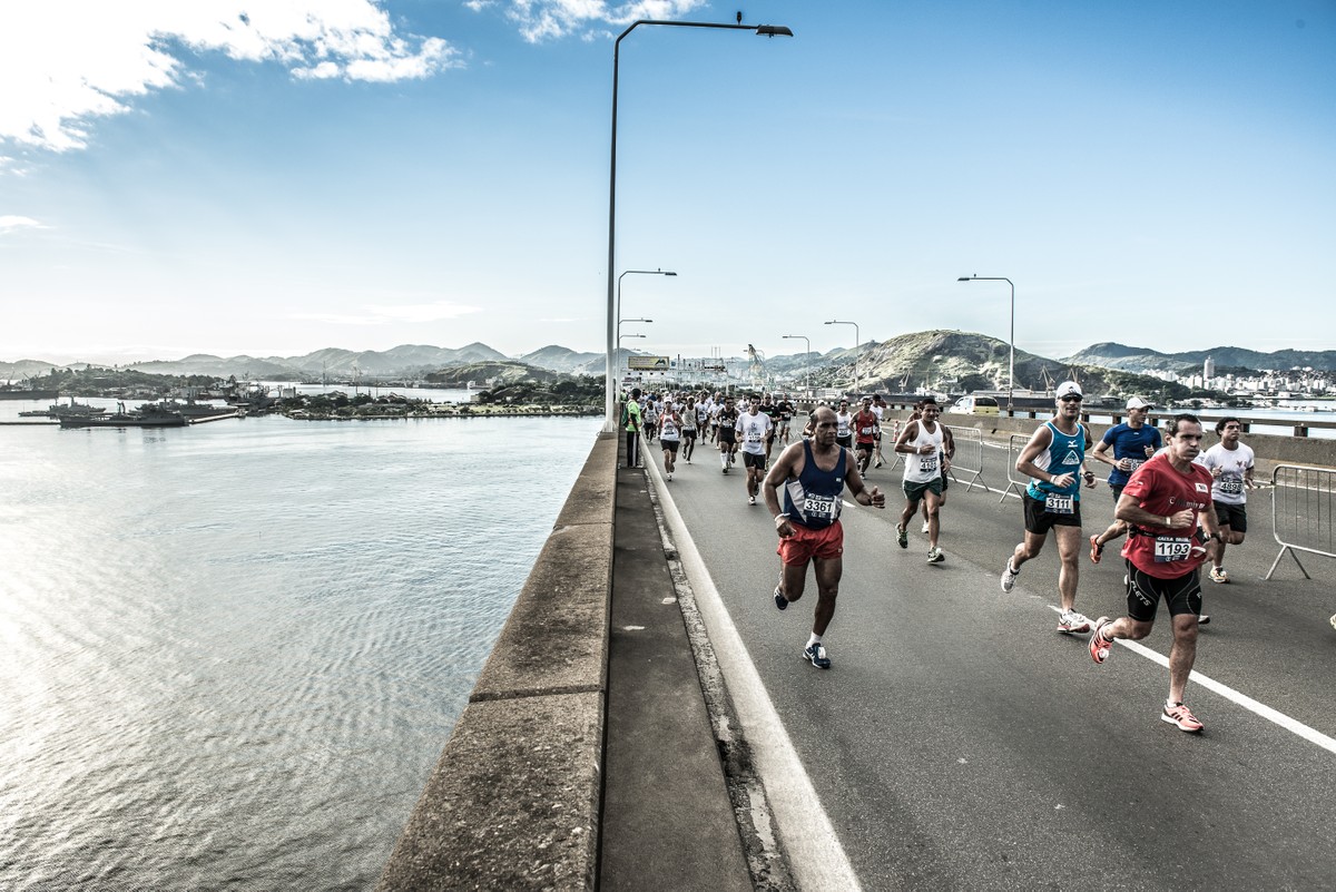 Desafio da Ponte reúne cinco mil corredores em prova de 21 km na icônica ponte Rio-Niterói