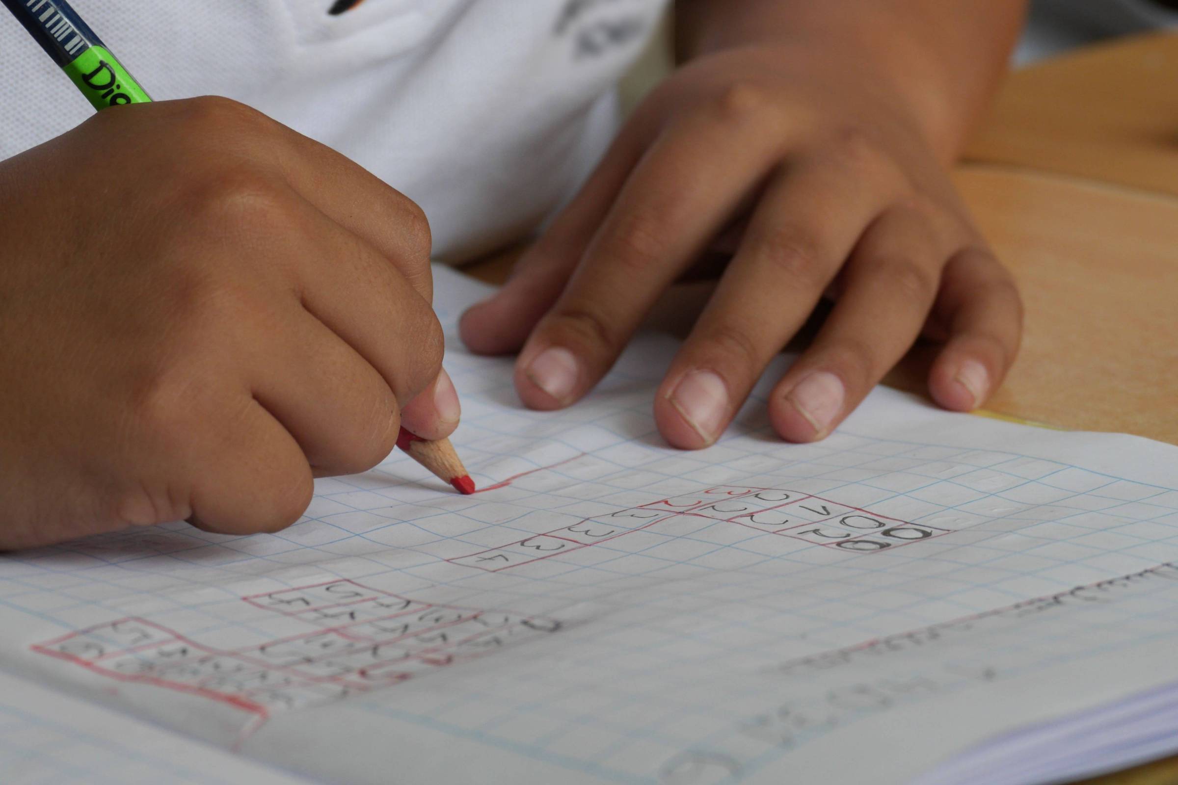 Arquitetura sustentável transforma escolas em ambientes confortáveis e inspiradores para crianças em regiões quentes