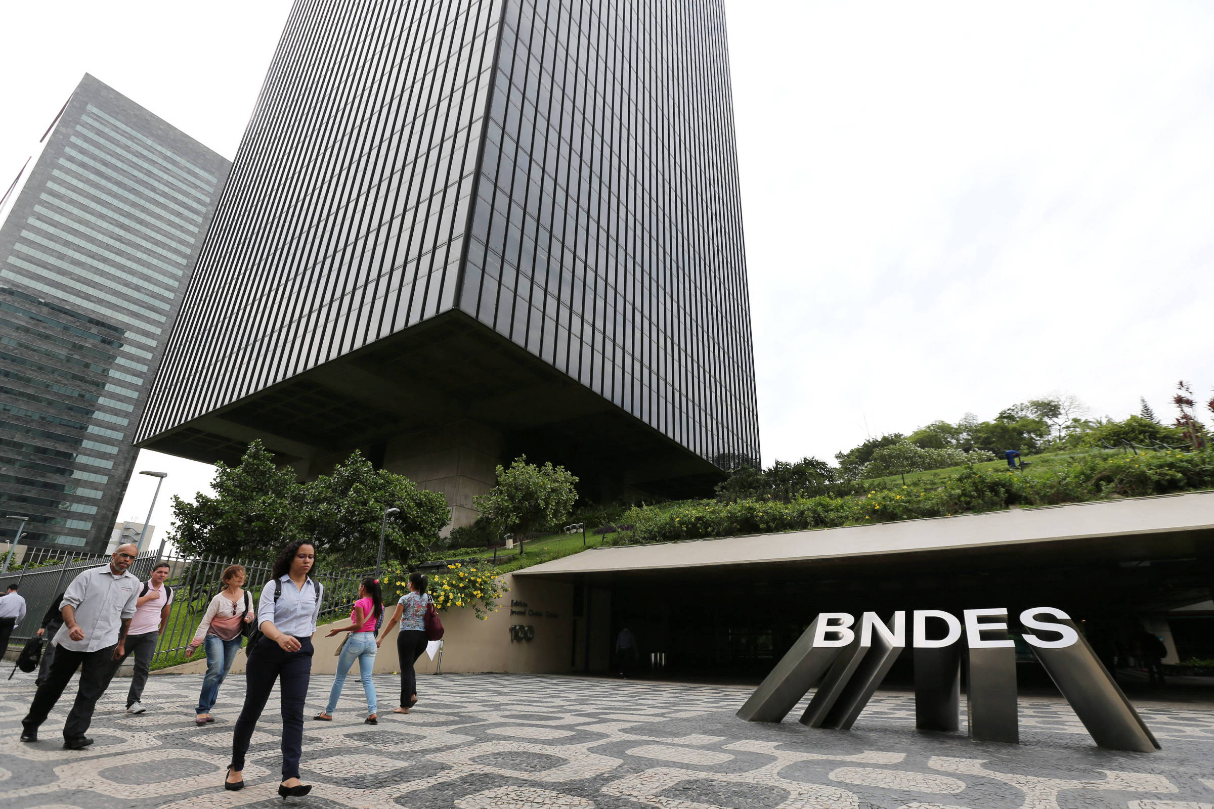 BNDES destina R$ 1 bilhão para construção de complexo solar em Minas Gerais, gerando 2.100 empregos