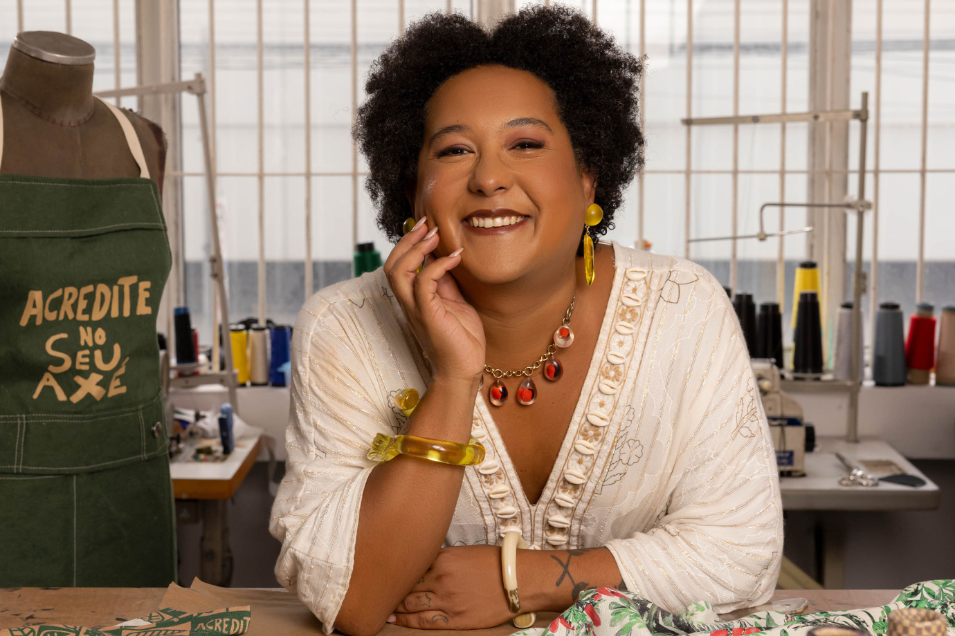 Isa Silva transforma moda em inclusão e ancestralidade com rebranding e desfile no Museu Afro Brasil