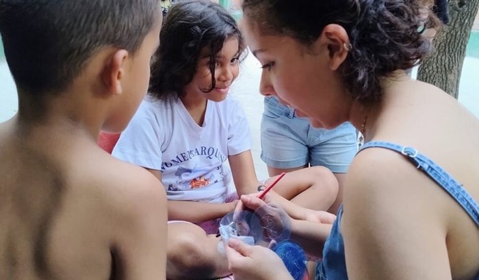 "Associação Akasha promove aulas de artes gratuitas para crianças em situação de vulnerabilidade social"