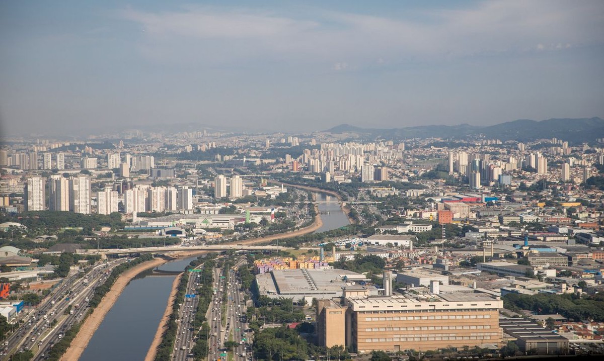 Vendaval causa falta de energia em 40 mil imóveis em São Paulo e provoca estragos no Rio Grande do Sul