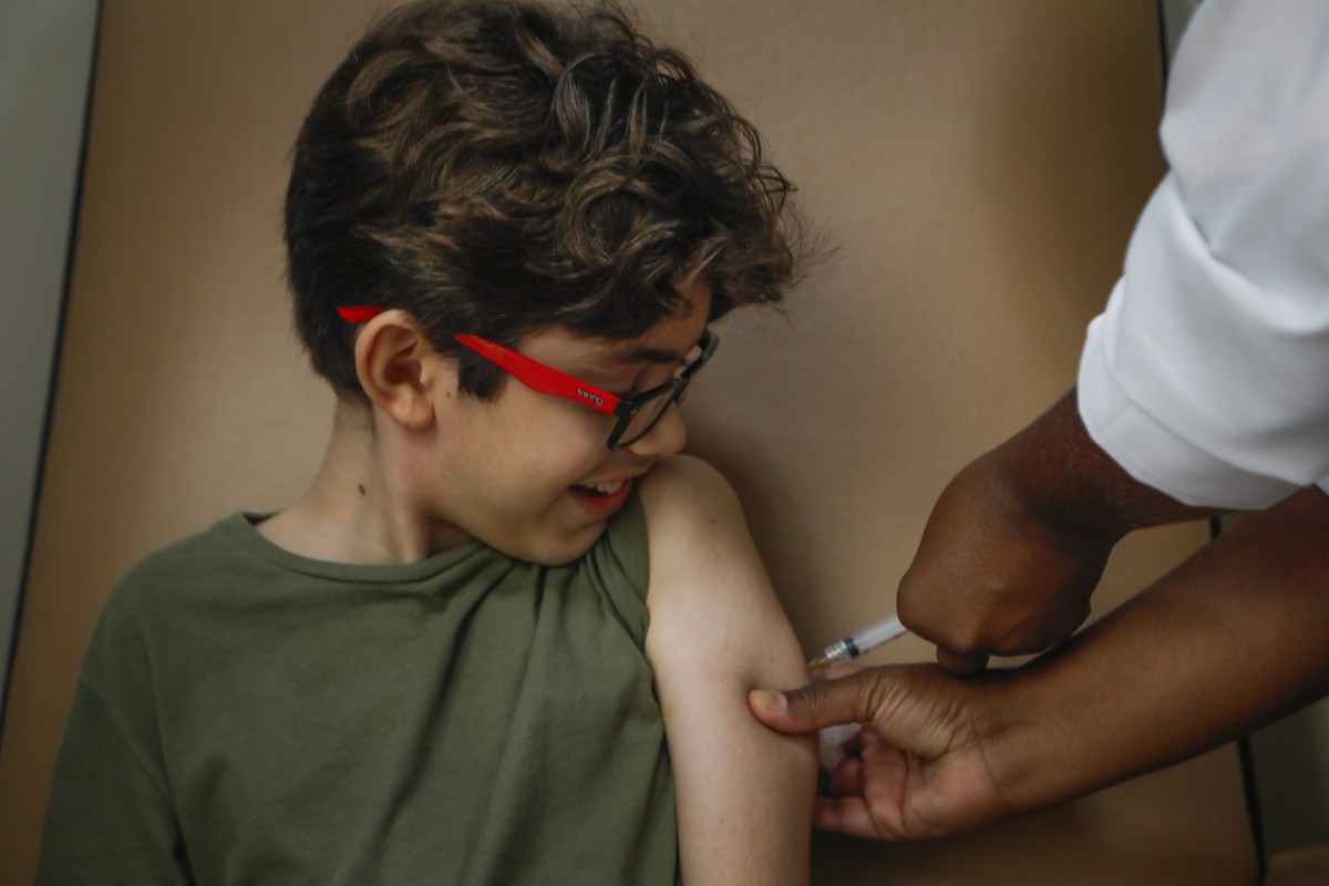 Vacinação contra dengue enfrenta baixa adesão entre crianças e adolescentes, mesmo com epidemia em alta