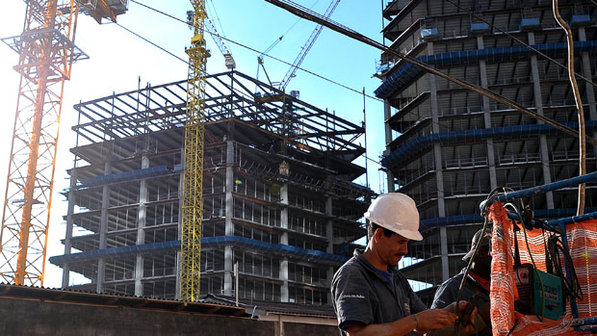 Construção civil brasileira enfrenta escassez de mão de obra qualificada em meio a crescimento e desafios econômicos