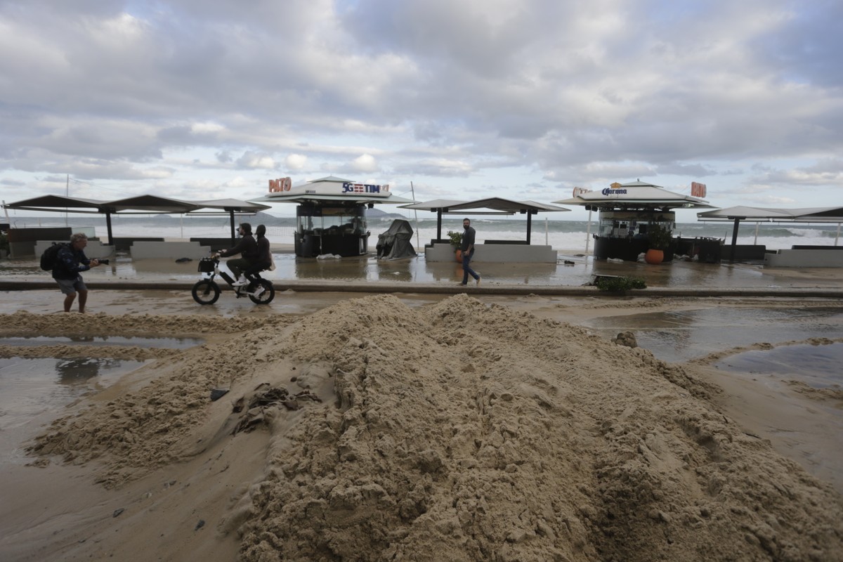Ressaca histórica atinge o litoral do Rio e mobiliza 120 garis em operação de limpeza recorde