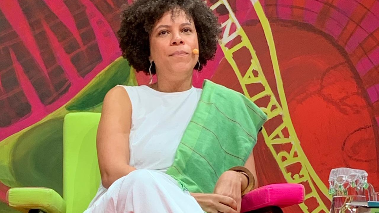Ynaê Lopes de Luis Santos discute racismo estrutural no Brasil durante a Flip 2025