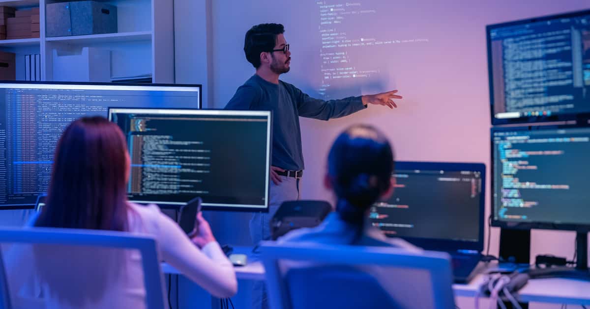 Santander oferece 60 mil bolsas de estudo gratuitas em programa de imersão digital em tecnologia