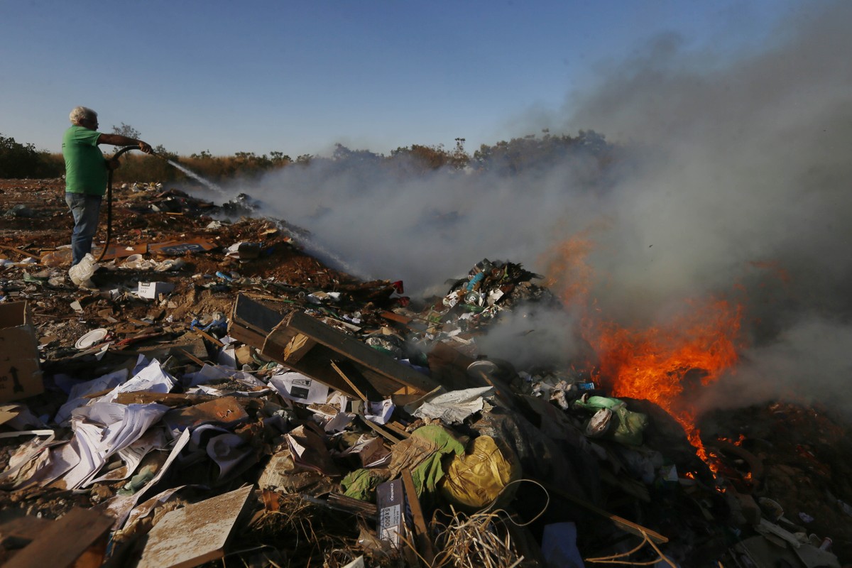 Incêndios em lixões brasileiros liberam milhões de toneladas de gases poluentes e afetam a saúde pública
