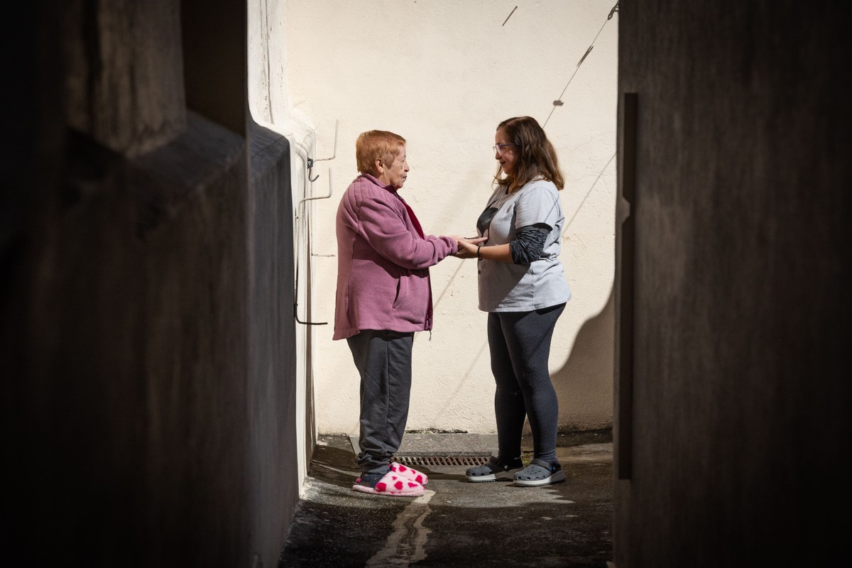 Cuidado de mulheres com pacientes de Alzheimer gera custos altos e sobrecarga emocional nas famílias brasileiras