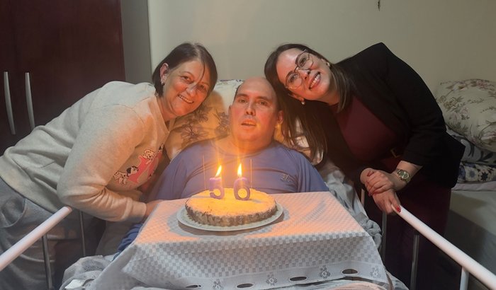 "Família busca apoio para tratamento de pai que enfrenta sequelas graves após cirurgia de tumor cerebral"