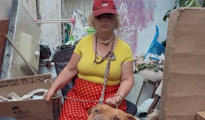 "Campanha de arrecadação busca reformar a casa de uma mulher e seu pitbull"